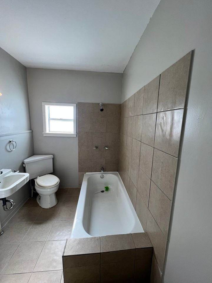 306 N Main St - Photo 4 of 8