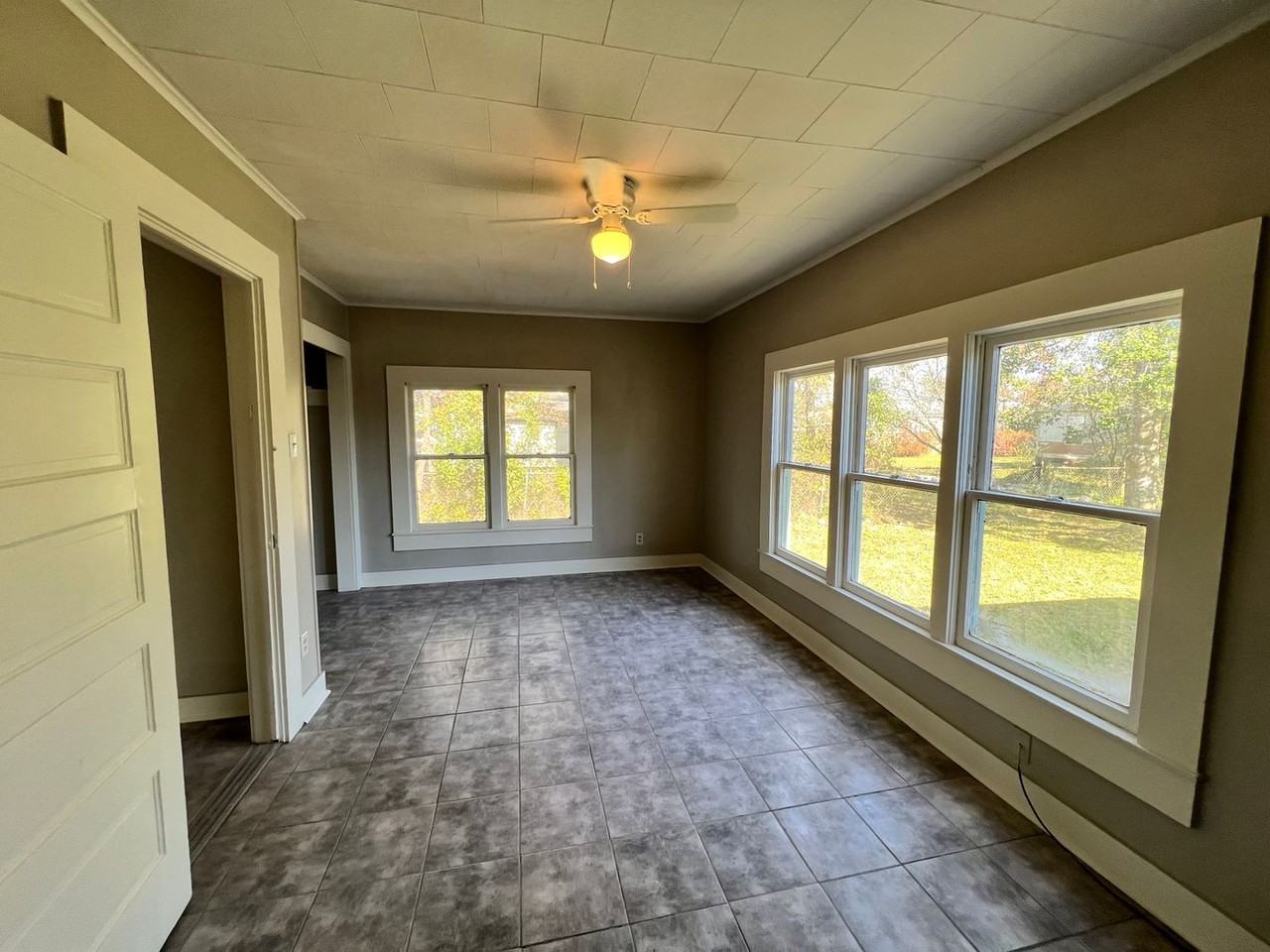 306 N Main St - Photo 5 of 8