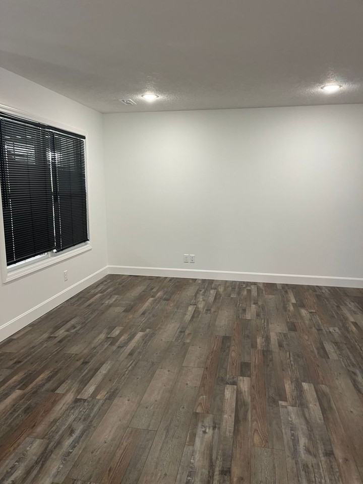 817 Howard Dr - Photo 2 of 11