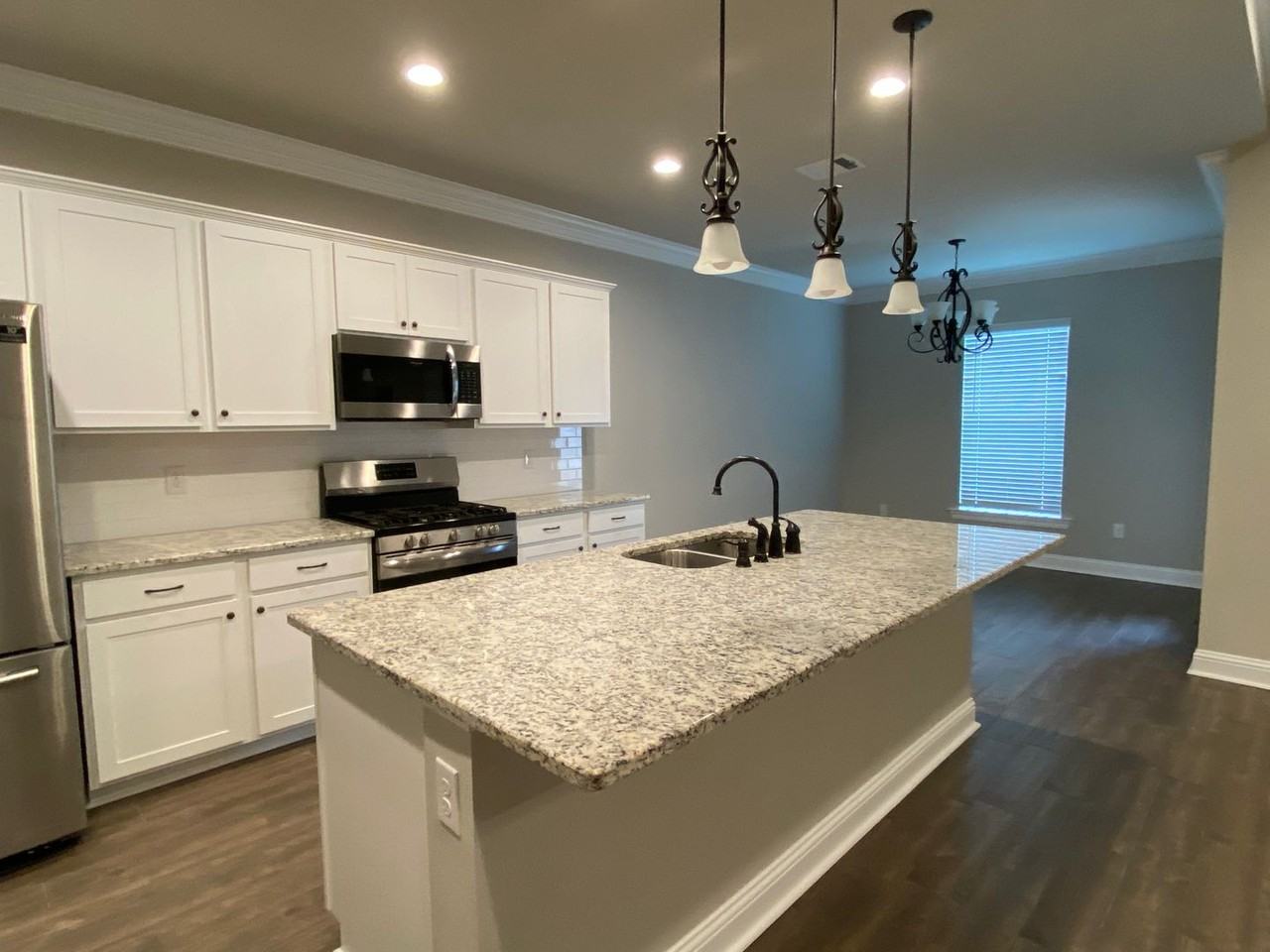 606 Acacia Dr - Photo 5 of 13