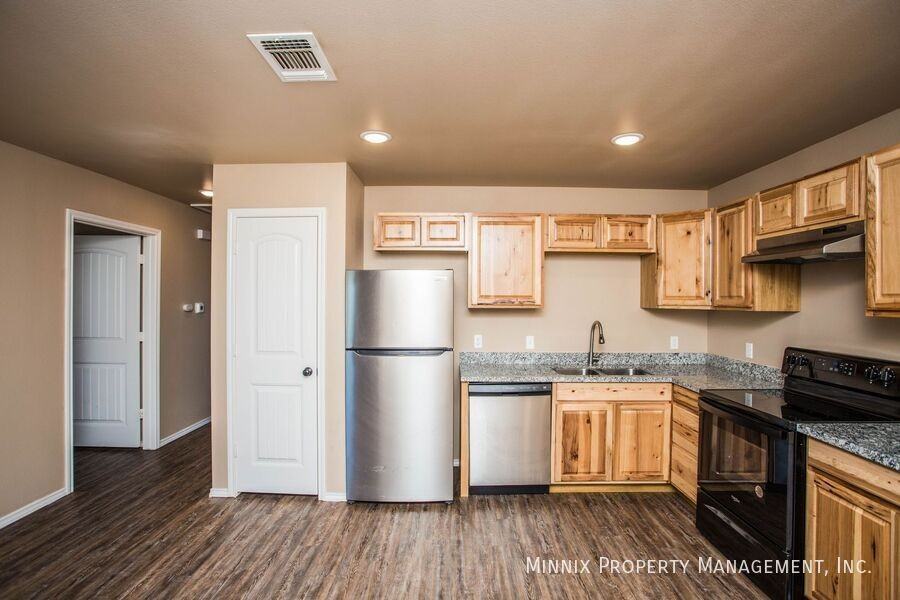 2408 N Avenue P - Photo 2 of 27