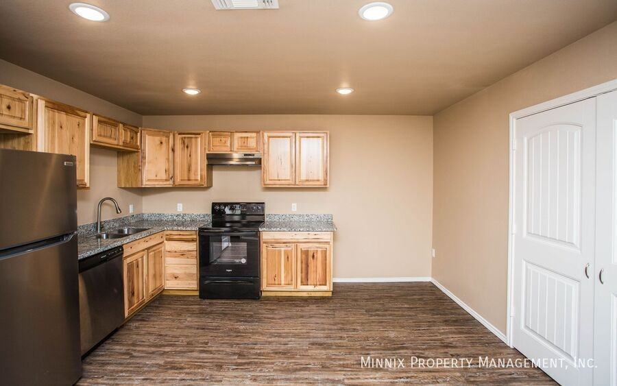 2408 N Avenue P - Photo 4 of 27