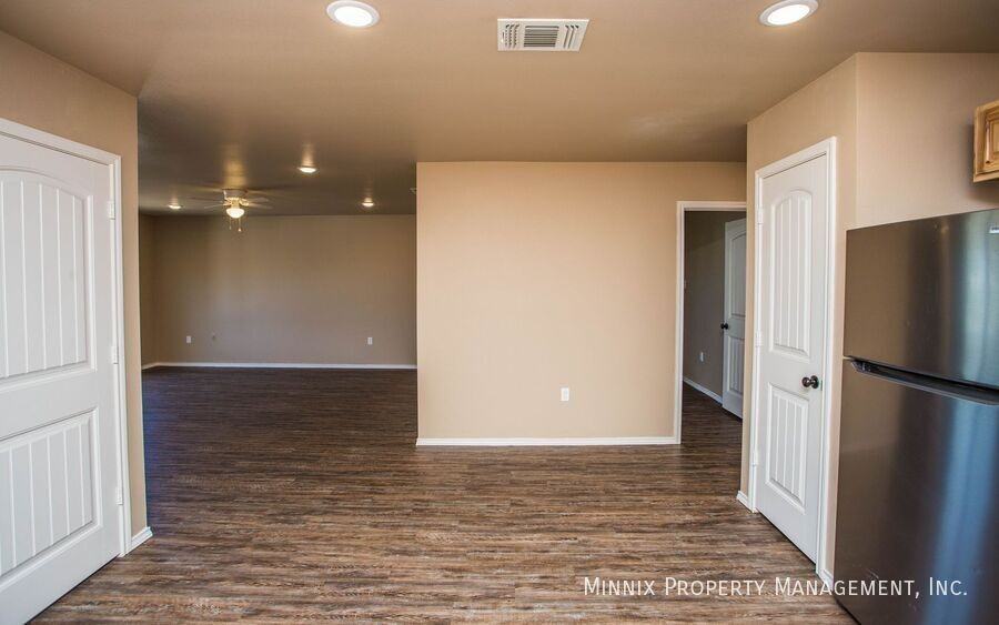 2408 N Avenue P - Photo 6 of 27