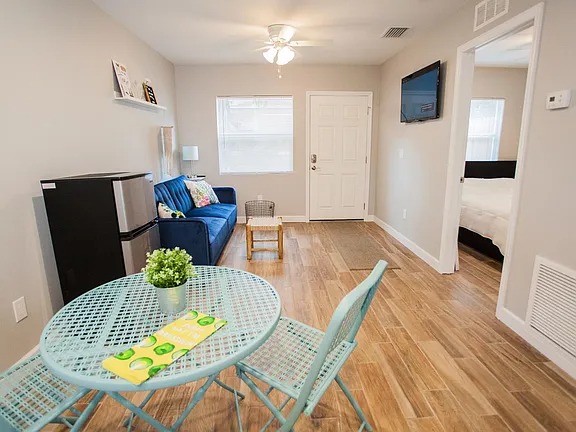 820 W Amelia Ave - Photo 3 of 9