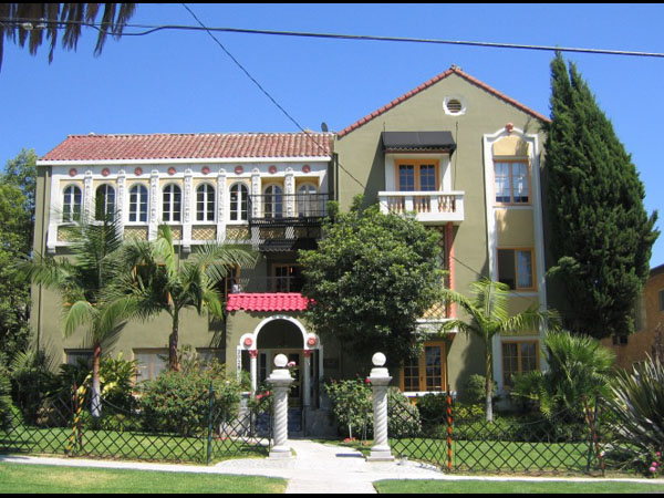 2028 North Beachwood Drive #300