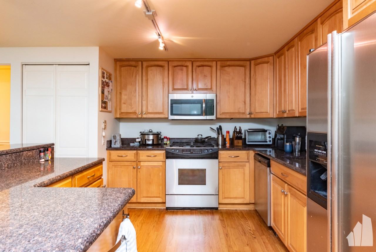 1133 W Cornelia Ave #B - Photo 3 of 14