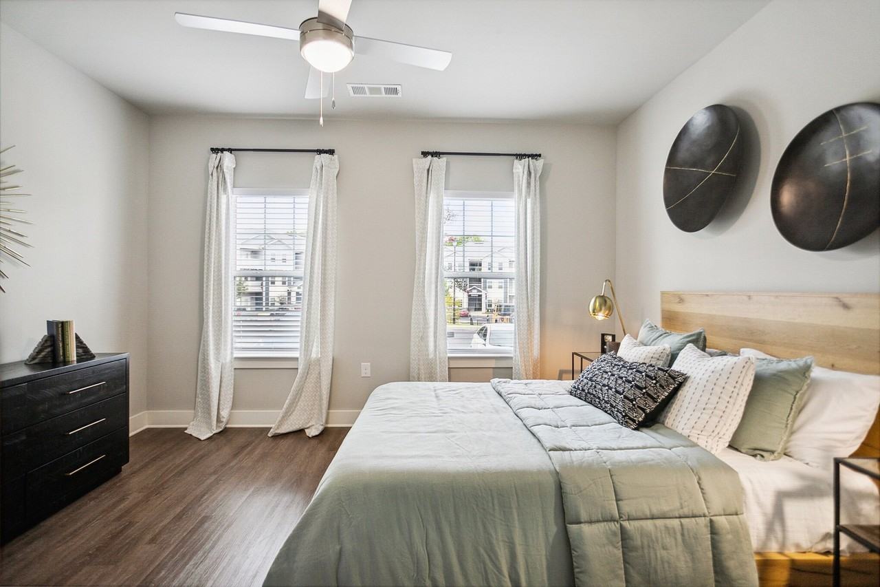 53 West - Photo 5 of 50