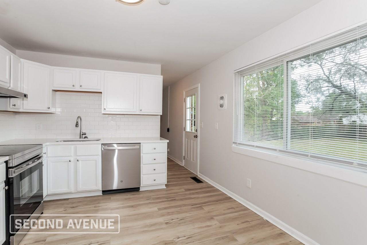 2049 Roosevelt Ave - Photo 4 of 23