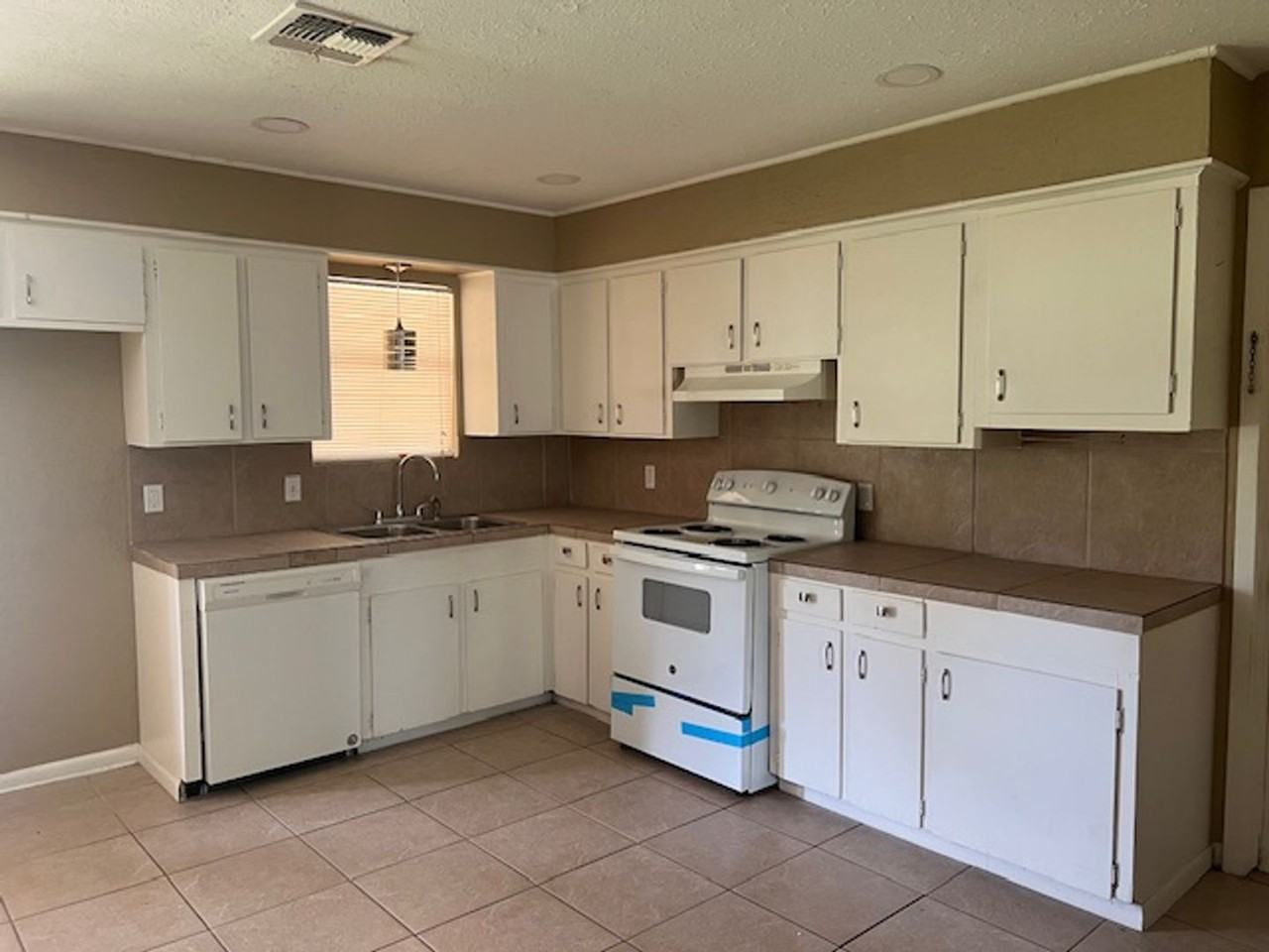 10609 Kingwood Dr - Photo 2 of 11