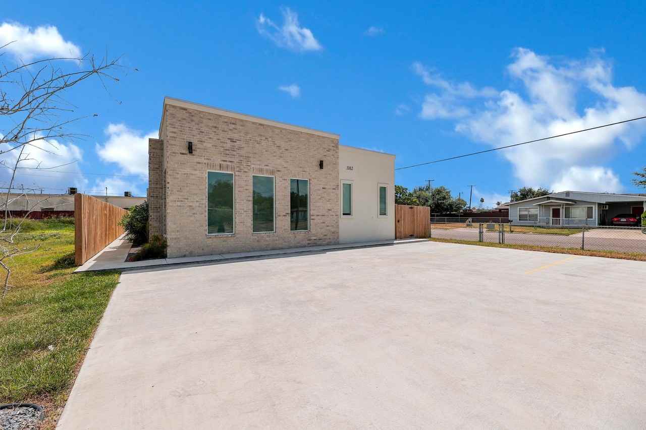 McIntyre Apts - Photo 2 of 18