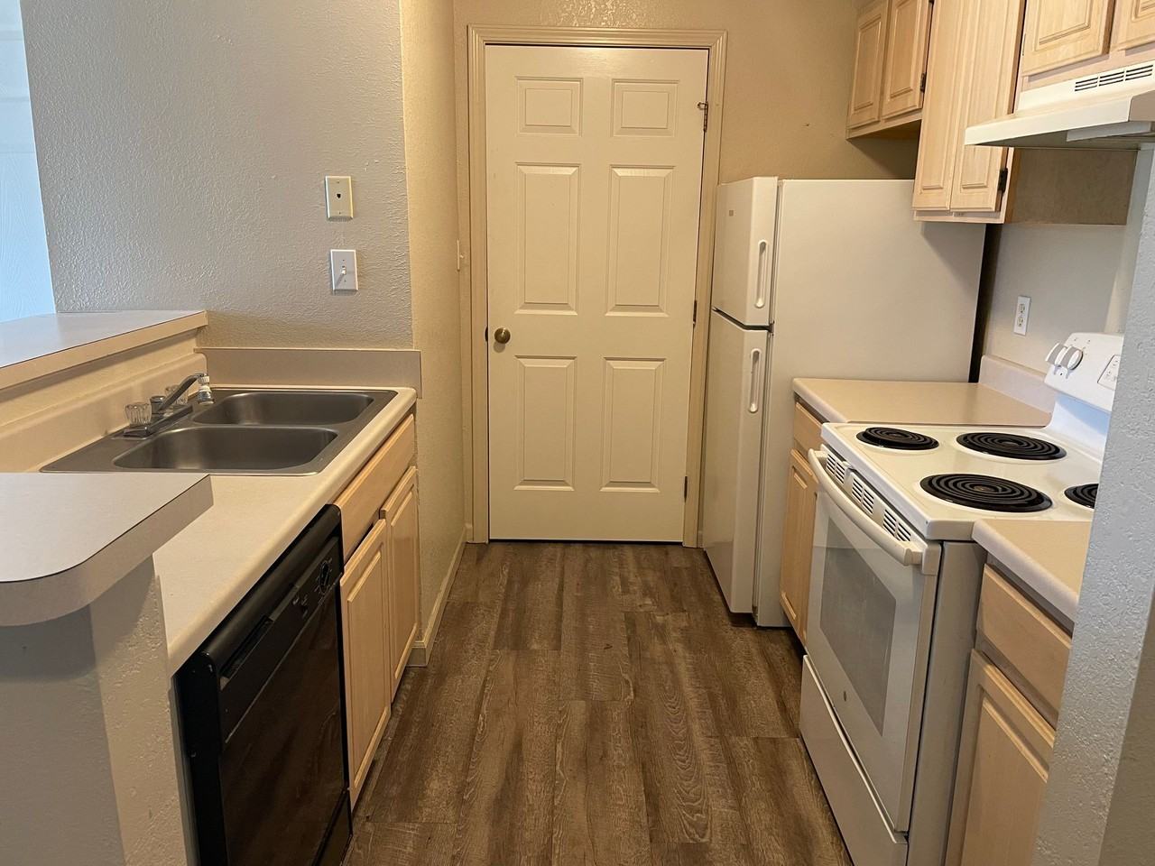 CLEAR CREEK APARTMENTS - Photo 6 of 8