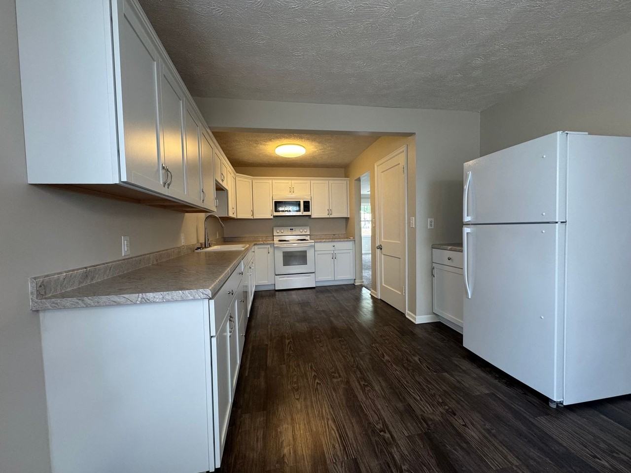 906 Mclaughlin Cir - Photo 3 of 13