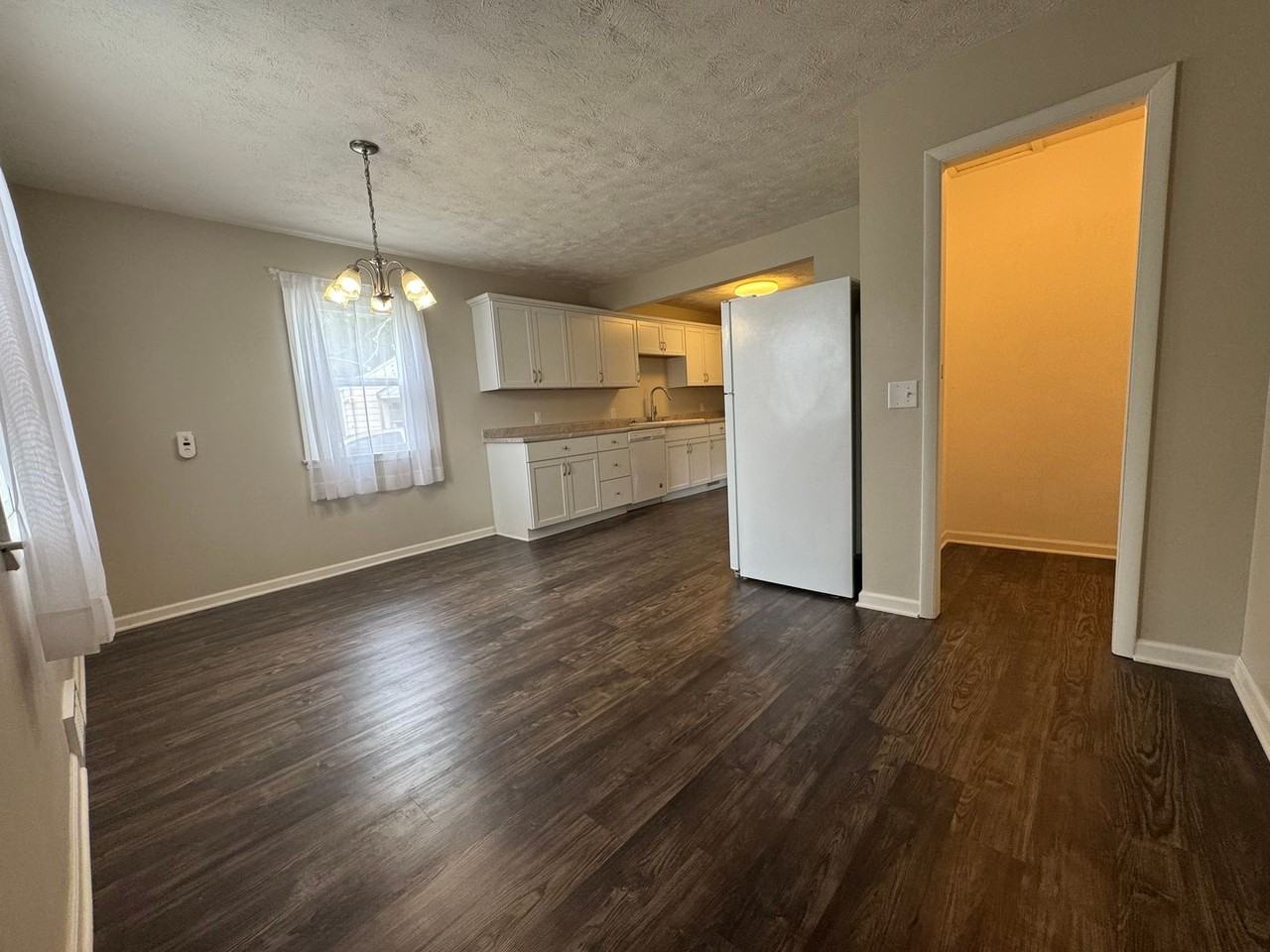 906 Mclaughlin Cir - Photo 4 of 13