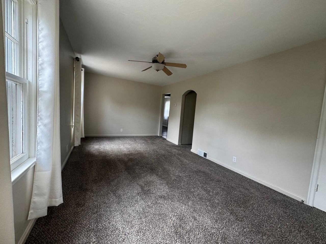 906 Mclaughlin Cir - Photo 5 of 13