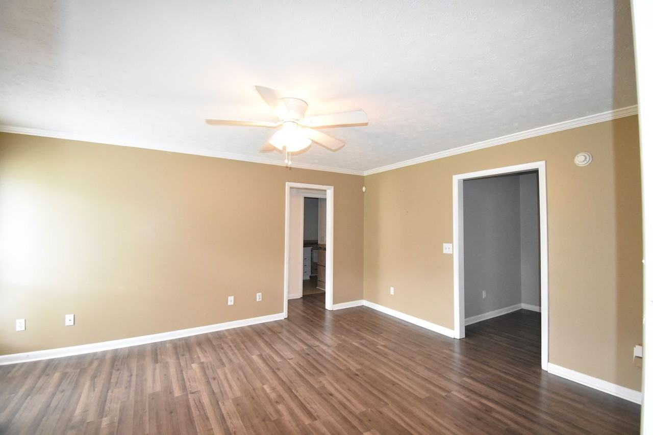 6897 Kingsgate Dr - Photo 4 of 19