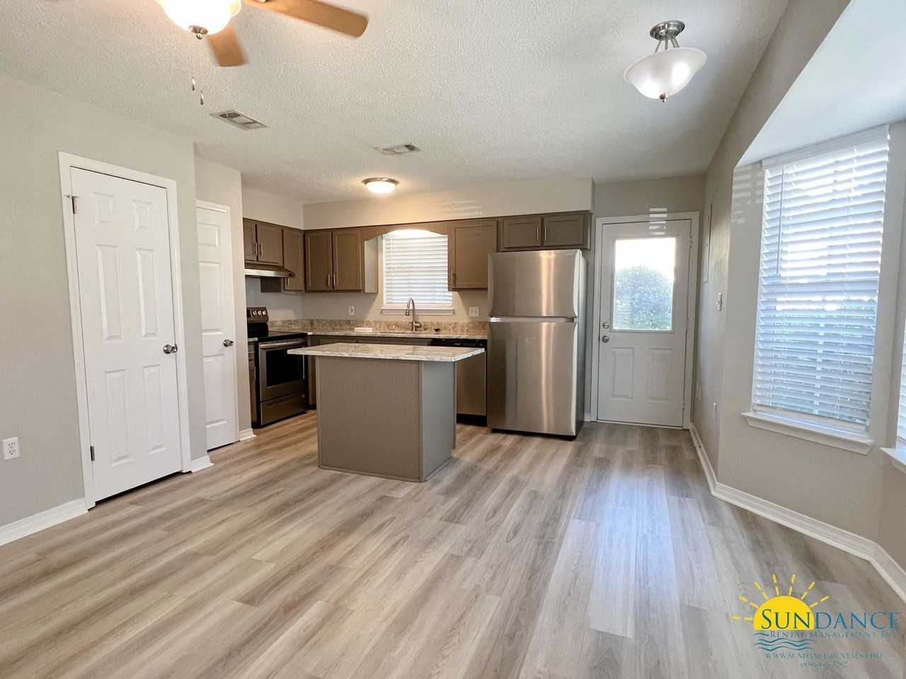 620 Emerald Cir - Photo 3 of 15