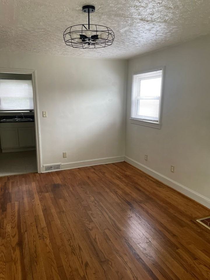 1101 W 11th St - Photo 2 of 11