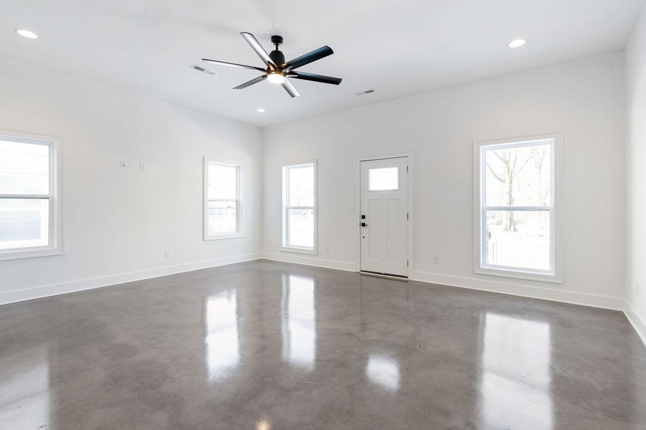 904 N Maple St - Photo 4 of 33