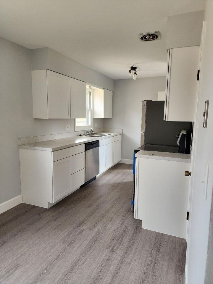 3928 E 6th St - Photo 3 of 15