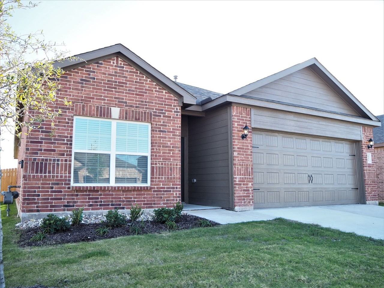 521 Harbor Oaks Dr - Photo 2 of 27