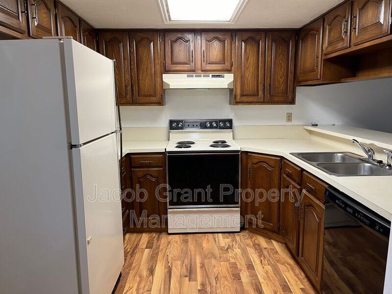 757 Whittier St - Photo 4 of 11
