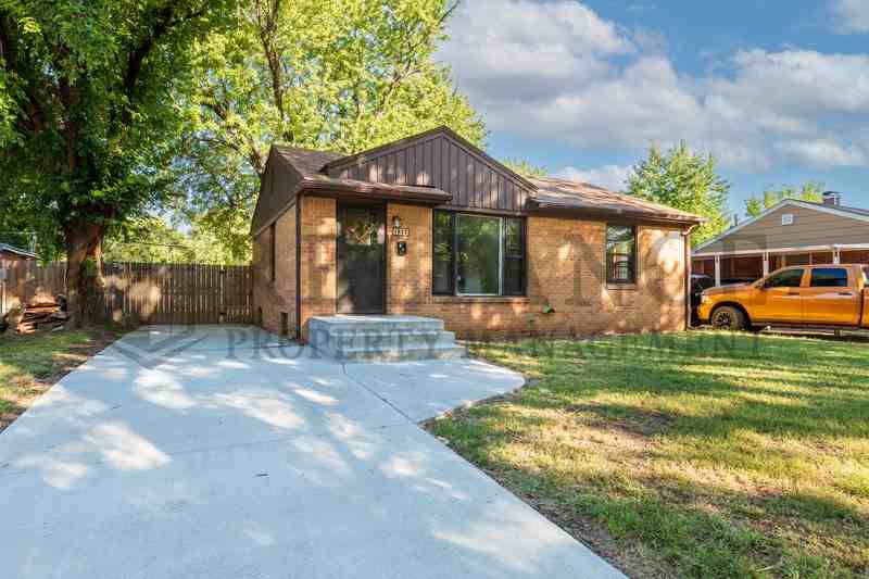 1932 S Battin St - Photo 2 of 25