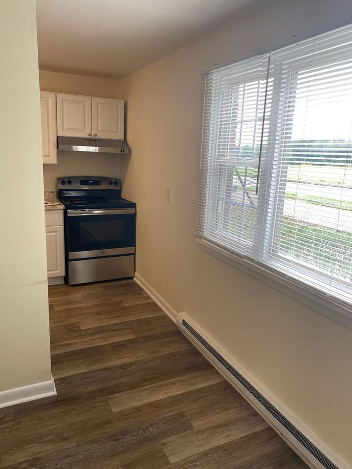 Nichols Manor Apartments (fka: Gaslight Square Apartments) - Photo 4 of 28