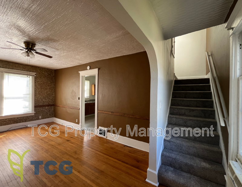 411 E Broadway St - Photo 3 of 9