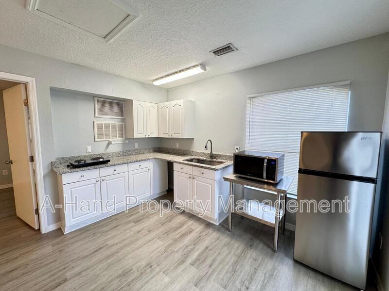 304 Washington Palm Loop #B - Photo 2 of 11