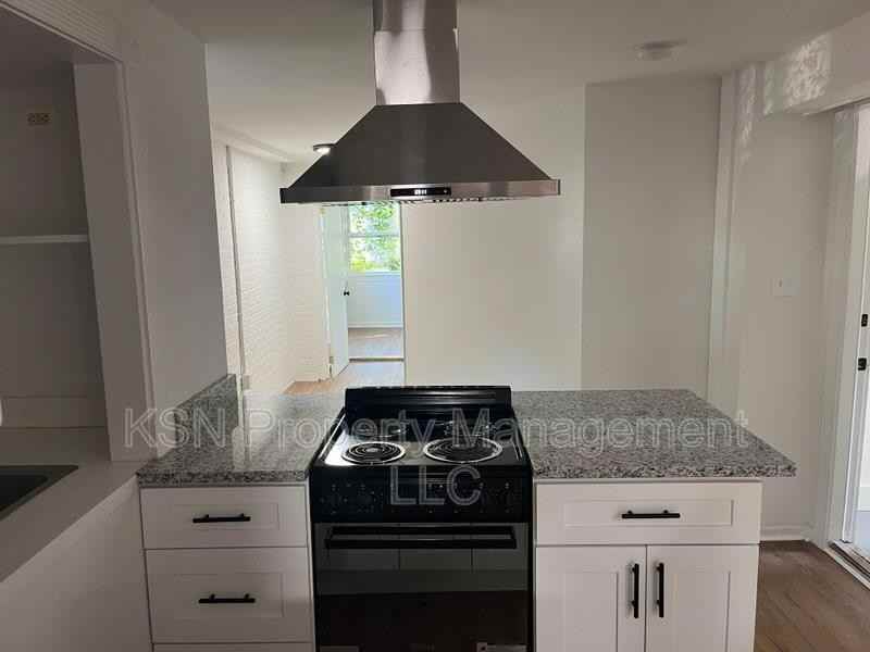 1011 E 39th St - Photo 3 of 11