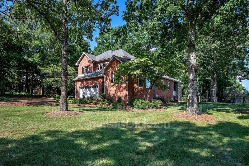 637 Old Pond Ln - Photo 3 of 40