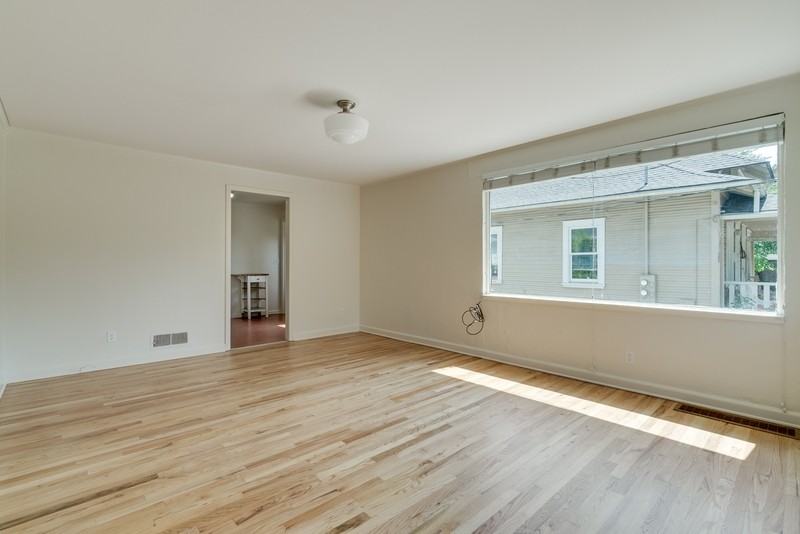 8116 Se 9th Ave - Photo 3 of 10