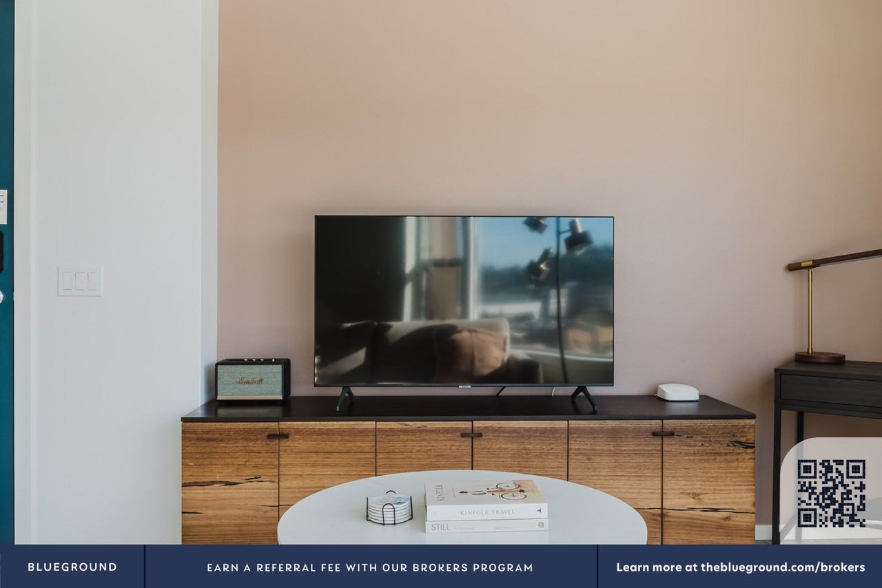 4609 Union Bay Place Northeast - Photo 4 of 37