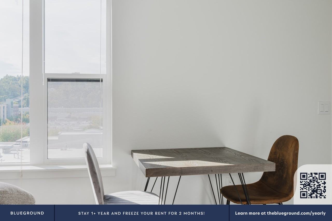 4609 Union Bay Place Northeast - Photo 7 of 37