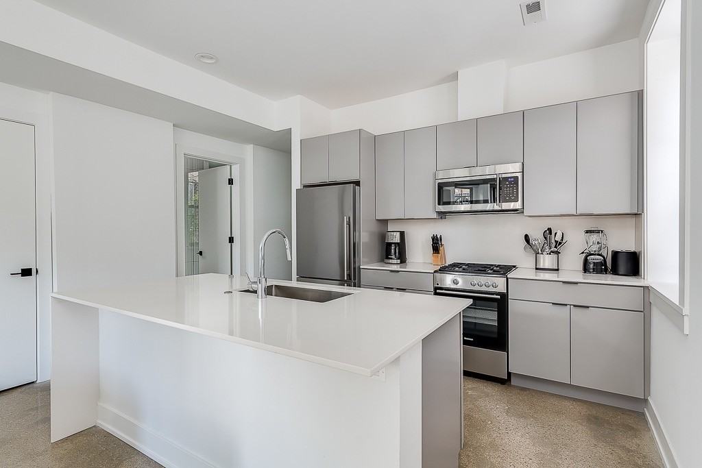 Violet - Photo 3 of 30