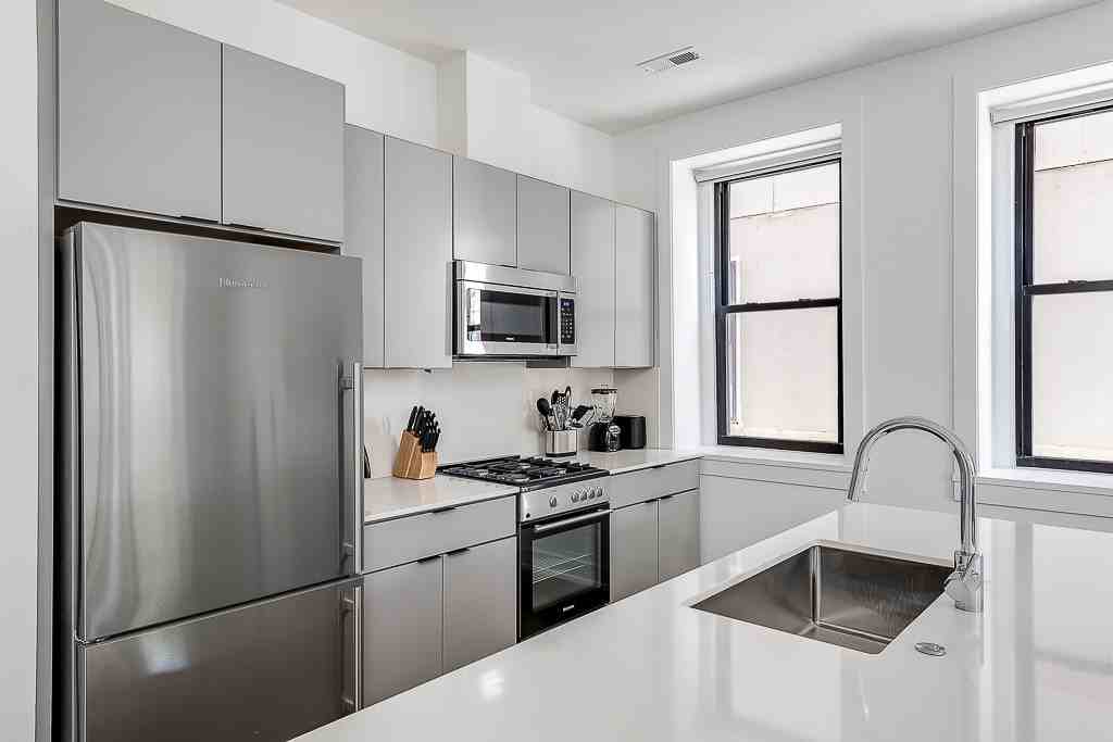 Violet - Photo 4 of 30