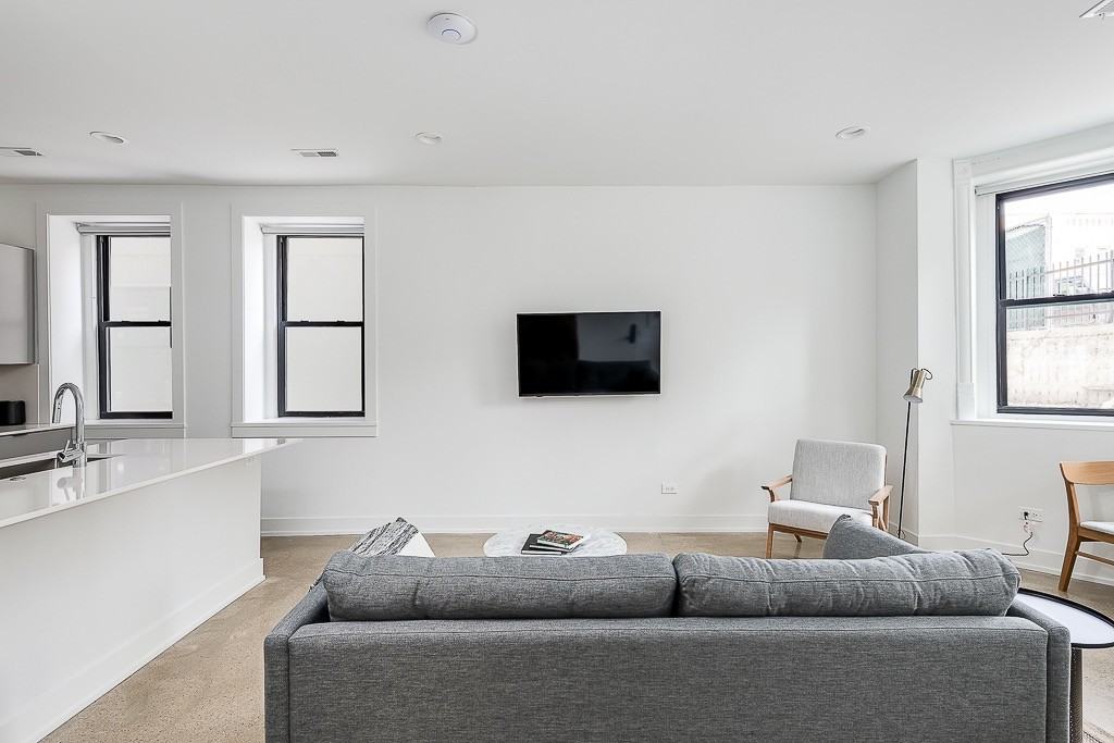 Violet - Photo 6 of 30