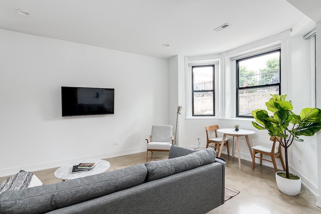 Violet - Photo 7 of 30