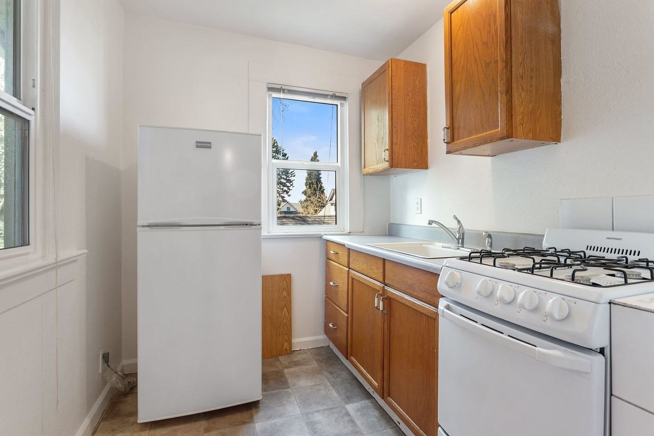 FRANKLIN APTS - Photo 2 of 5