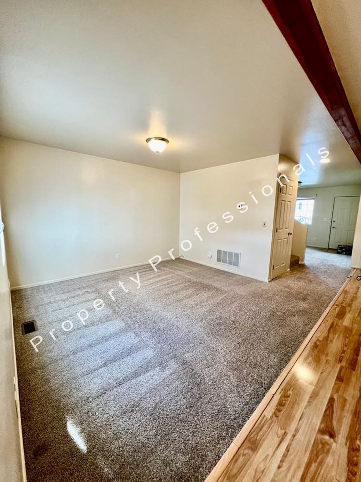 1015 Domelby Ct - Photo 6 of 16