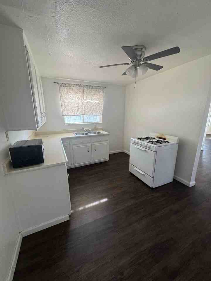 300 Warren St - Photo 4 of 9