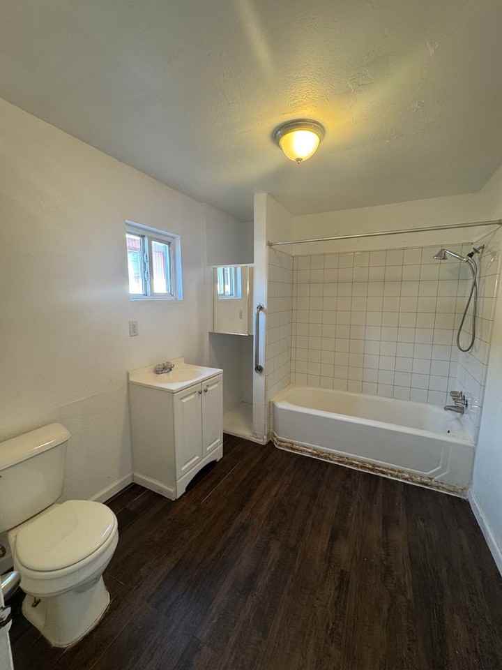 300 Warren St - Photo 5 of 9