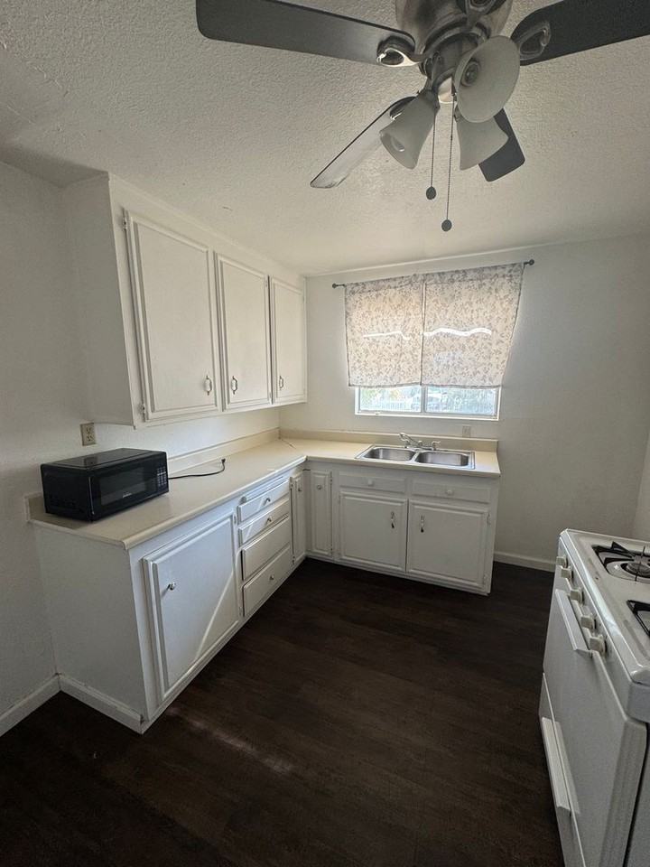 300 Warren St - Photo 6 of 9