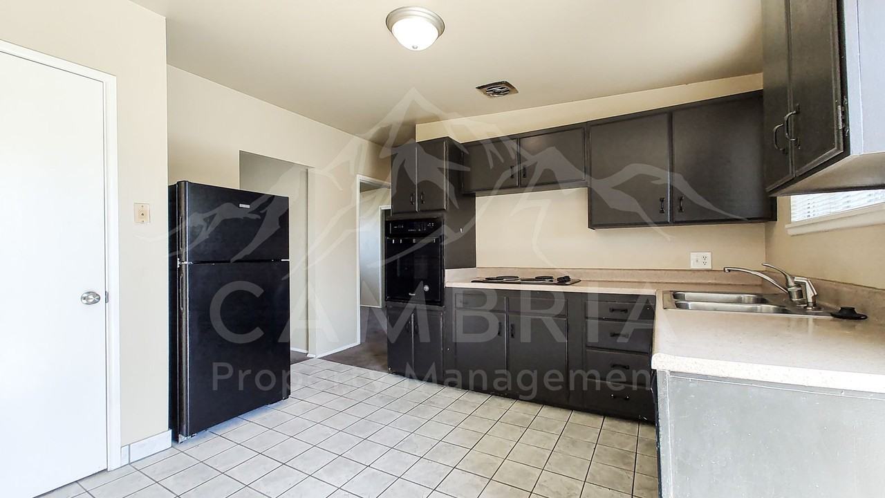 1637 W Paradise Ln - Photo 3 of 17
