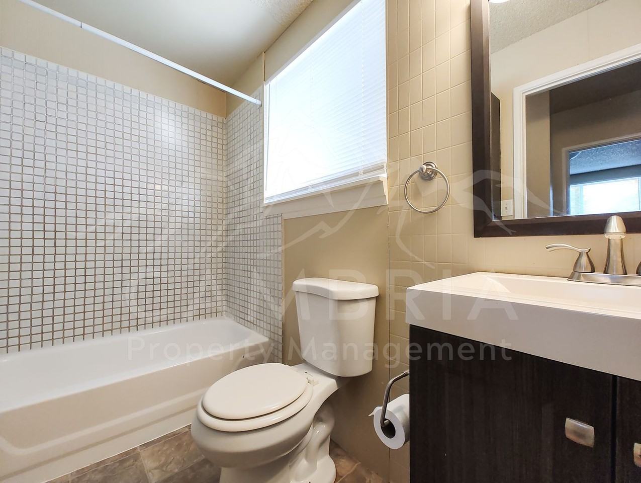 1637 W Paradise Ln - Photo 7 of 17