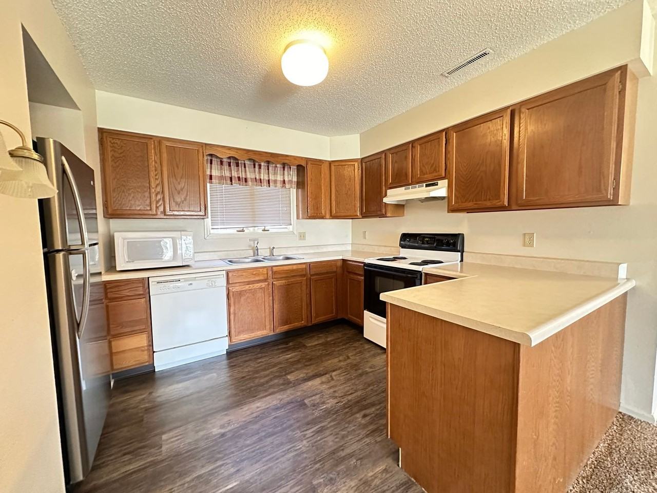 Moen Apartments 456 - Photo 3 of 11