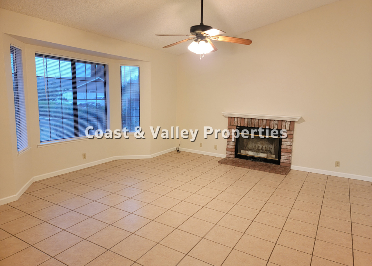 225 Burgundy Dr - Photo 2 of 12