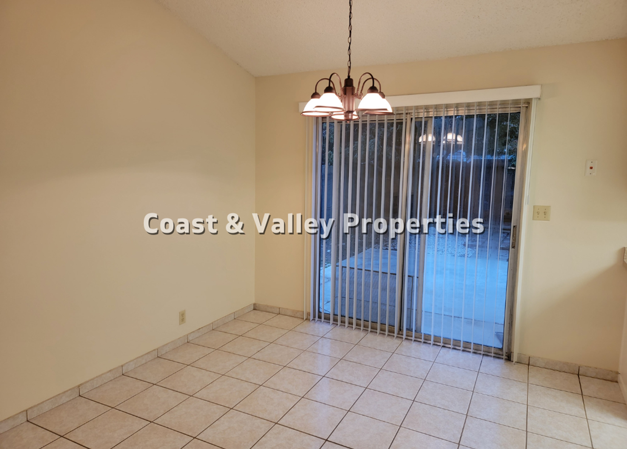 225 Burgundy Dr - Photo 3 of 12