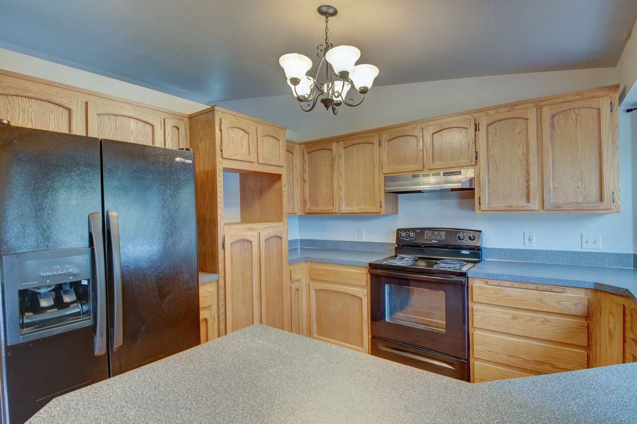 1285 Ne Taftson St - Photo 2 of 26
