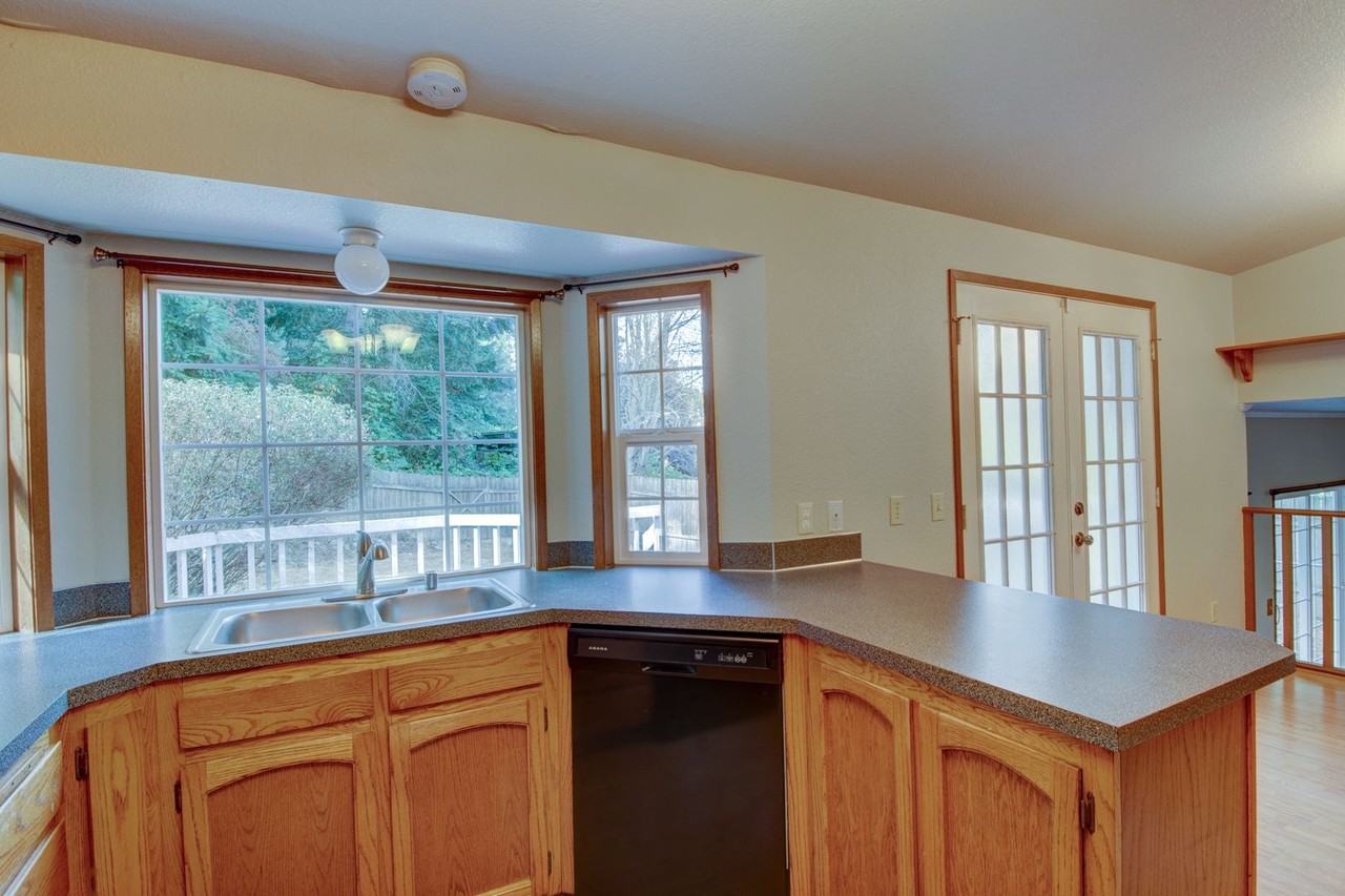 1285 Ne Taftson St - Photo 3 of 26